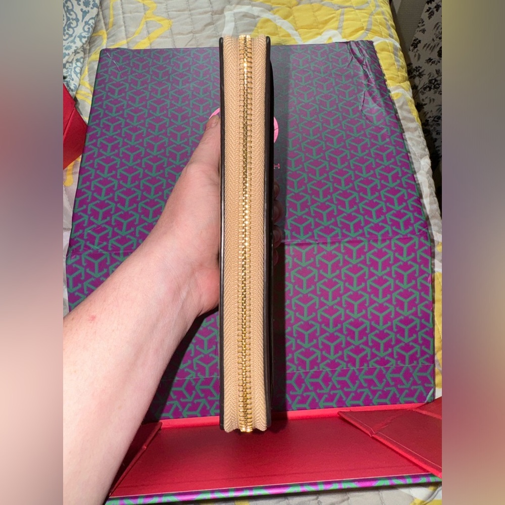 Tory Burch Bombe T Zip Continental Wallet - Picture 8 of 11